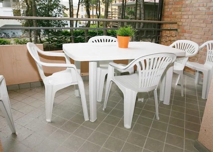 Апартаменти Cozy Escape By The Sea In